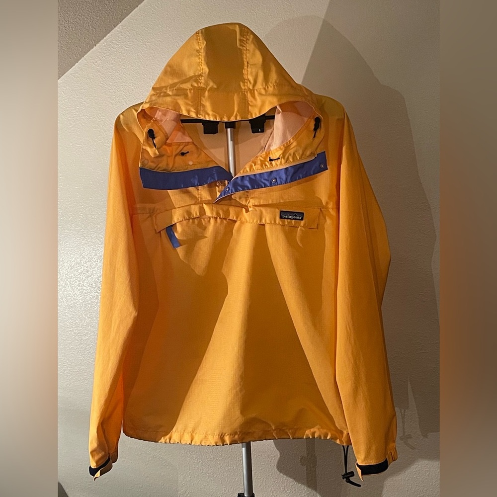 Pull over Patagonia windproof/waterproof jacket.